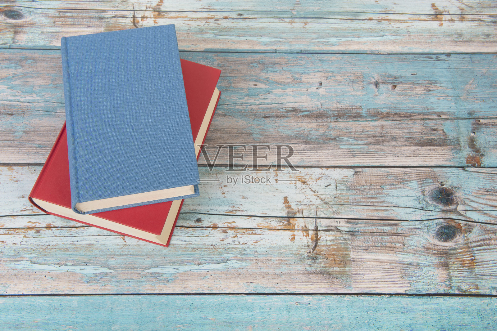 红色和蓝色的书在一个蓝色的脚手架木制地板上有空间的副本照片摄影图片