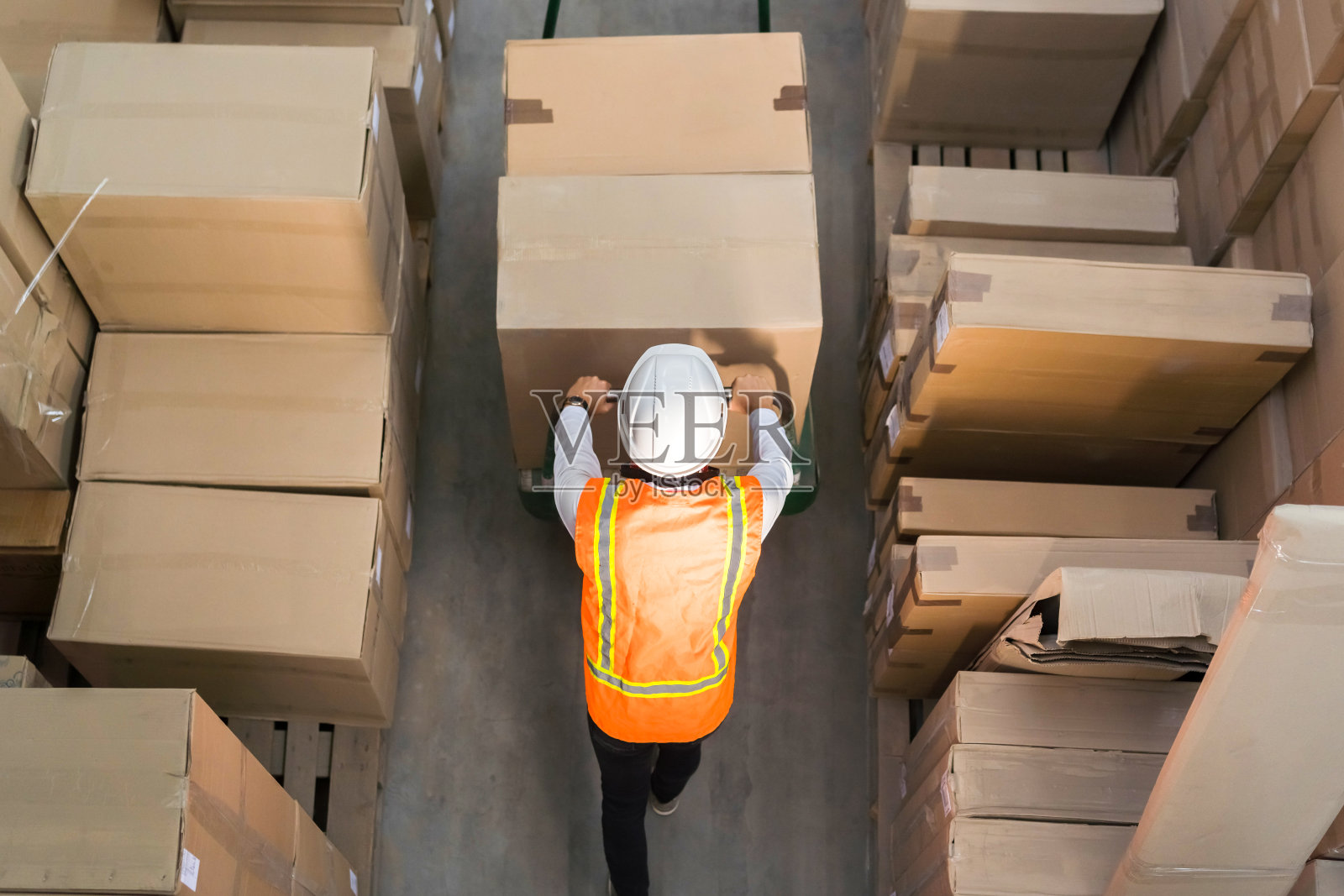 物流仓库工人用手推车运送箱子照片摄影图片