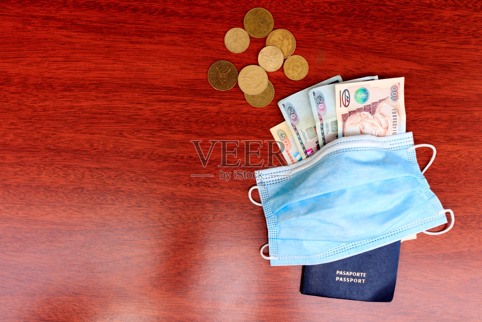 口罩、护照和旅行的钱照片摄影图片