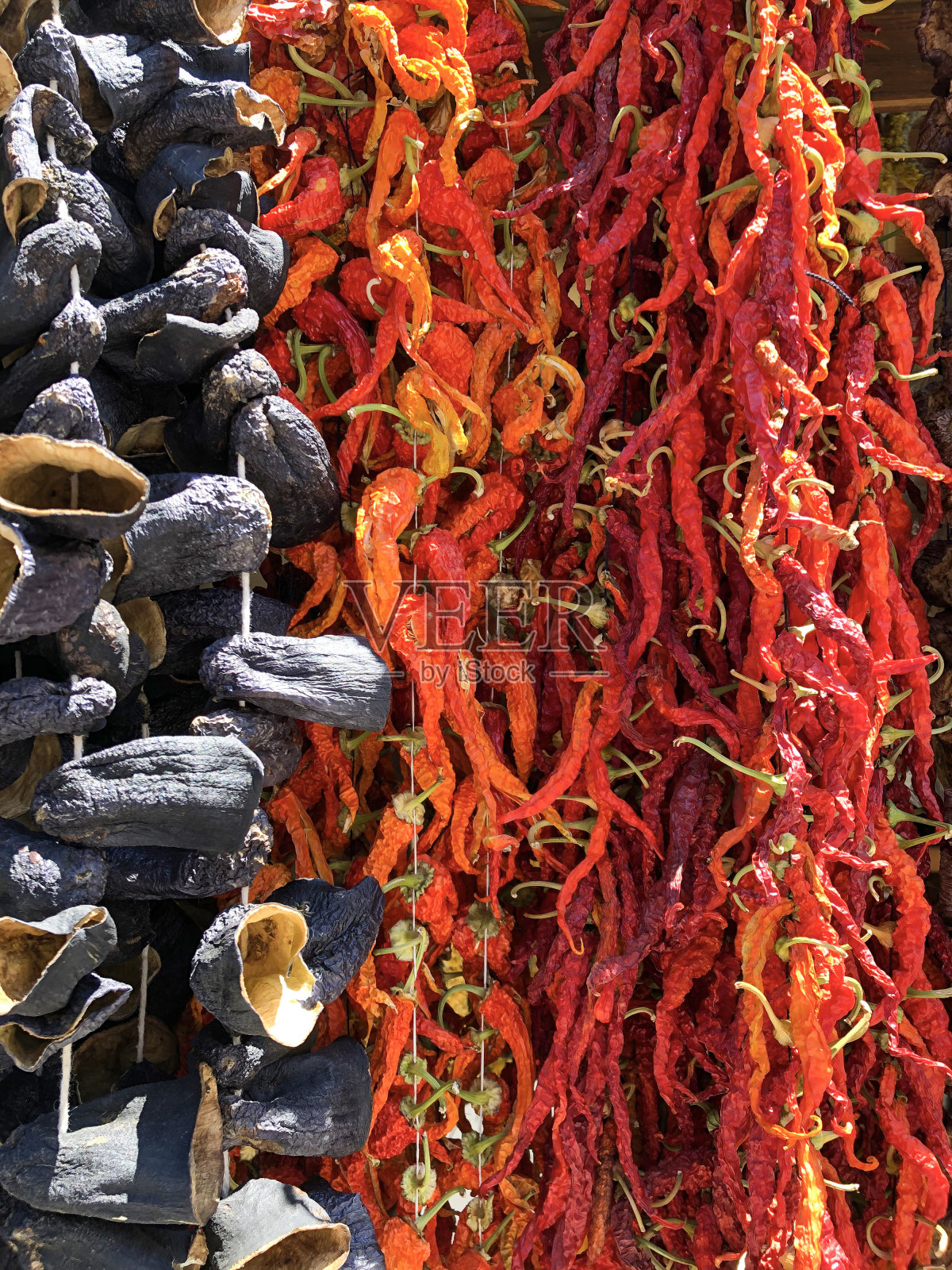 挂着干辣椒和茄子。照片摄影图片