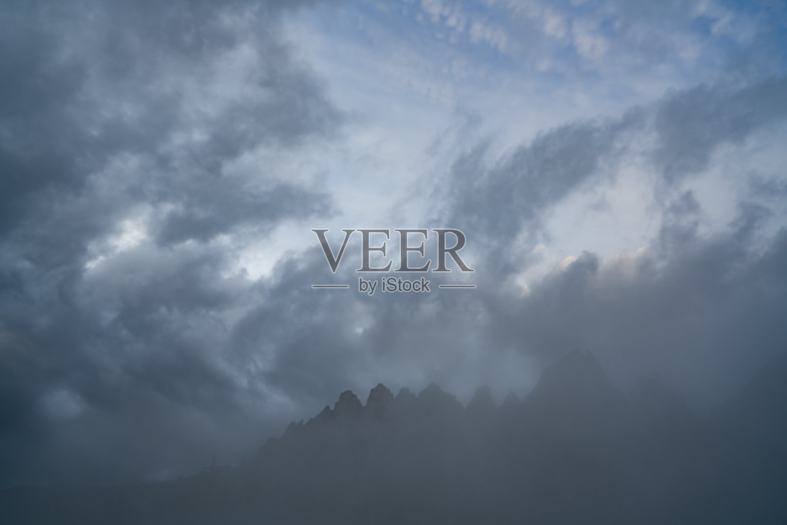 在一个可怕的天气,雾蒙蒙的日落白云石山照片摄影图片