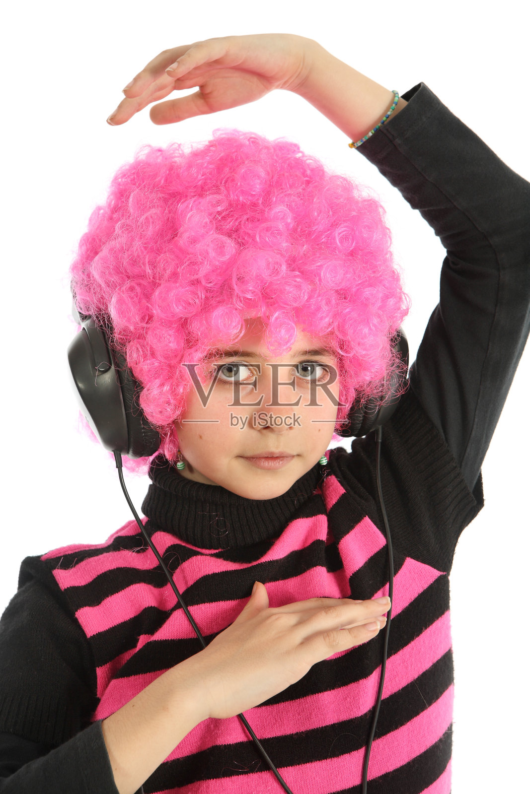 年轻女孩戴着耳机跳舞,在白色背景下被孤立照片摄影图片