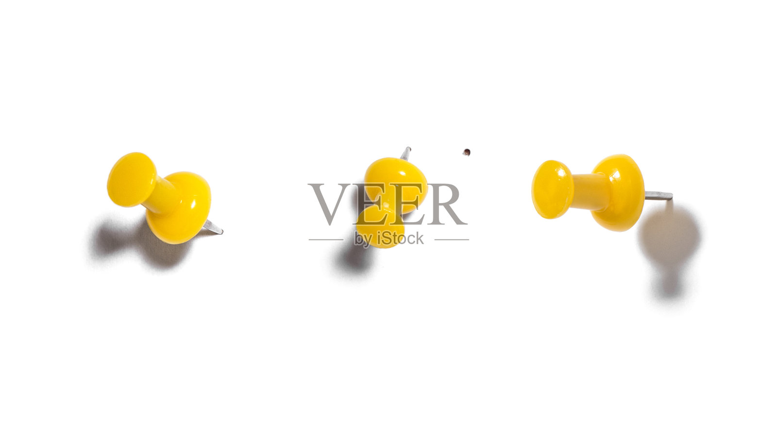 图钉接近白色背景黄色图钉照片摄影图片