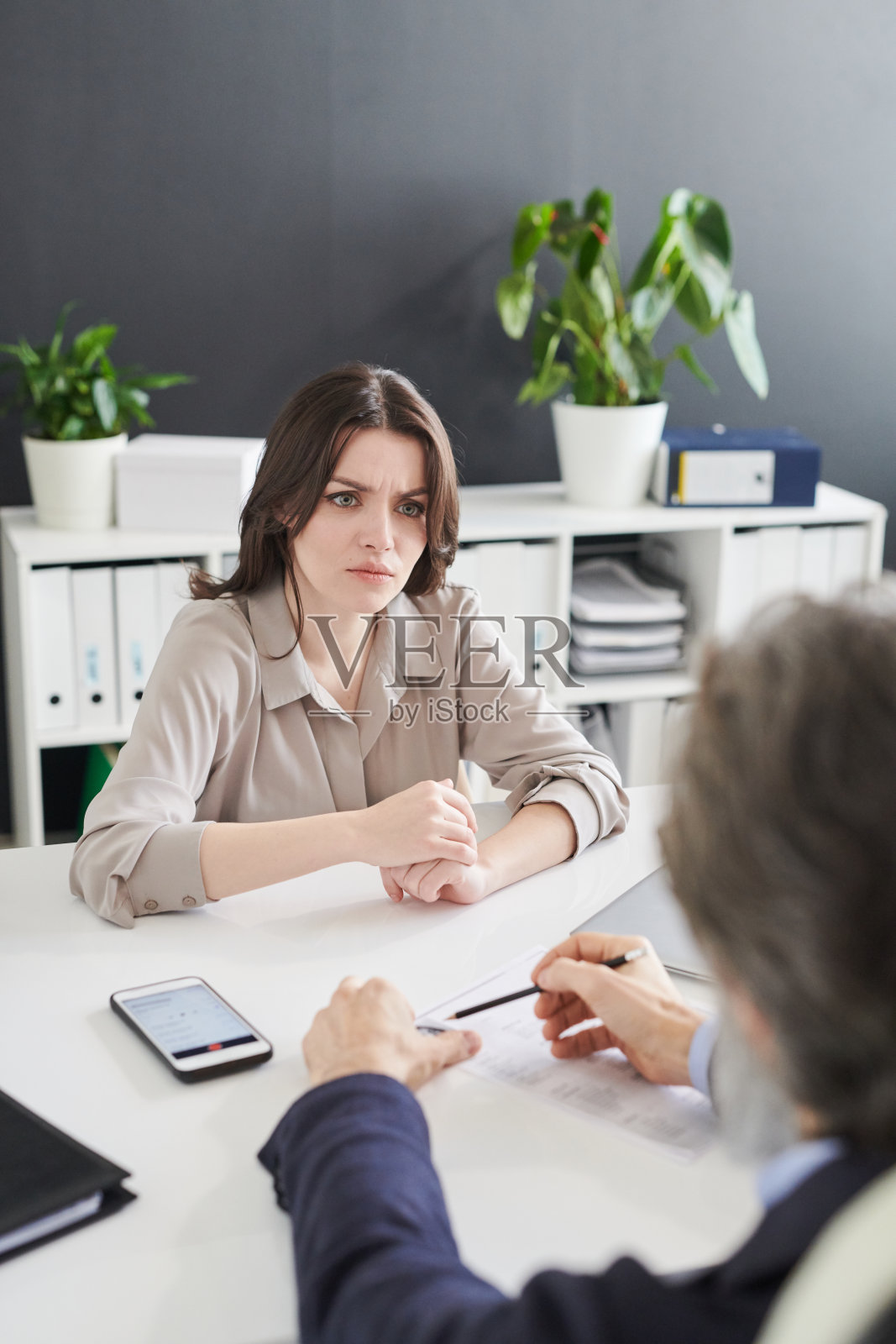 HR问女性一些奇怪的问题照片摄影图片