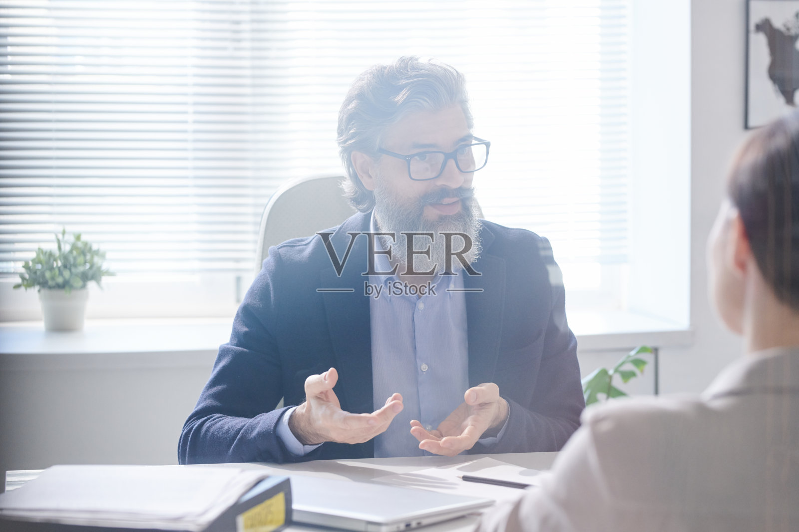 与同事讨论业务策略照片摄影图片