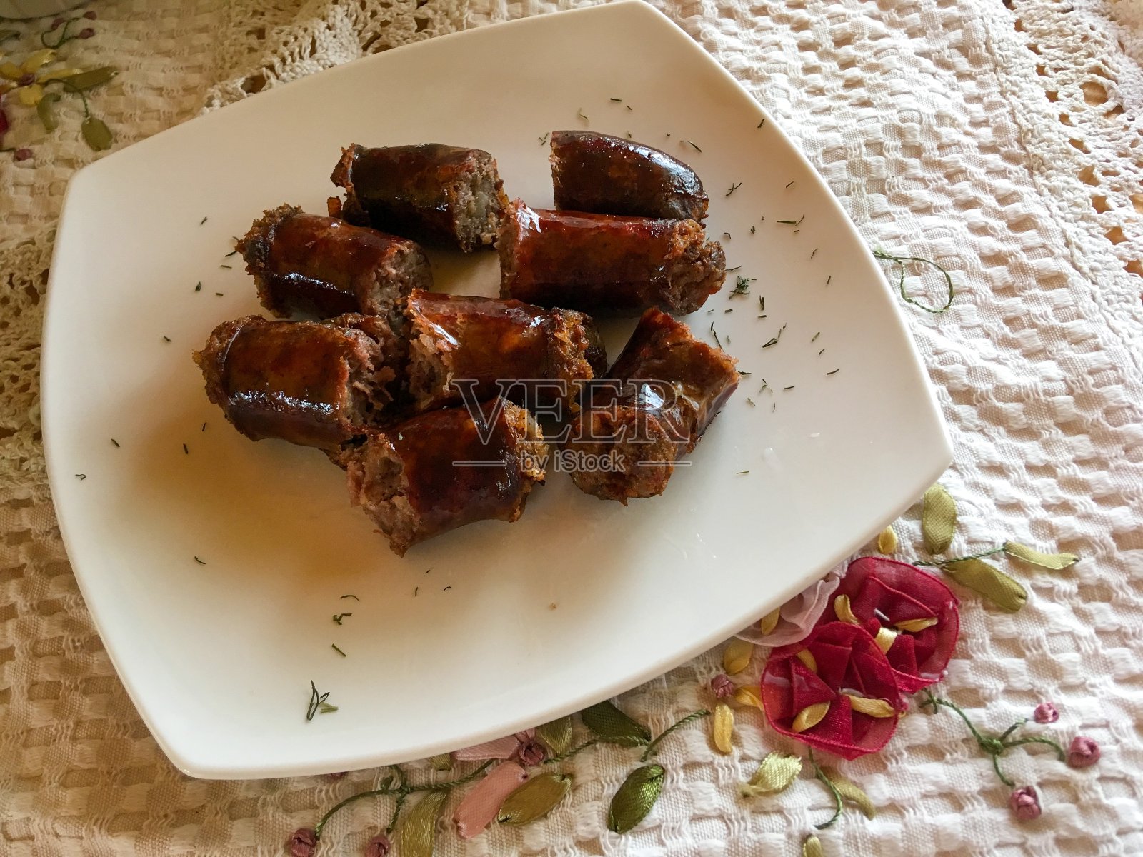 罗马尼亚Dragoslavele的烤熏猪肉香肠。照片摄影图片