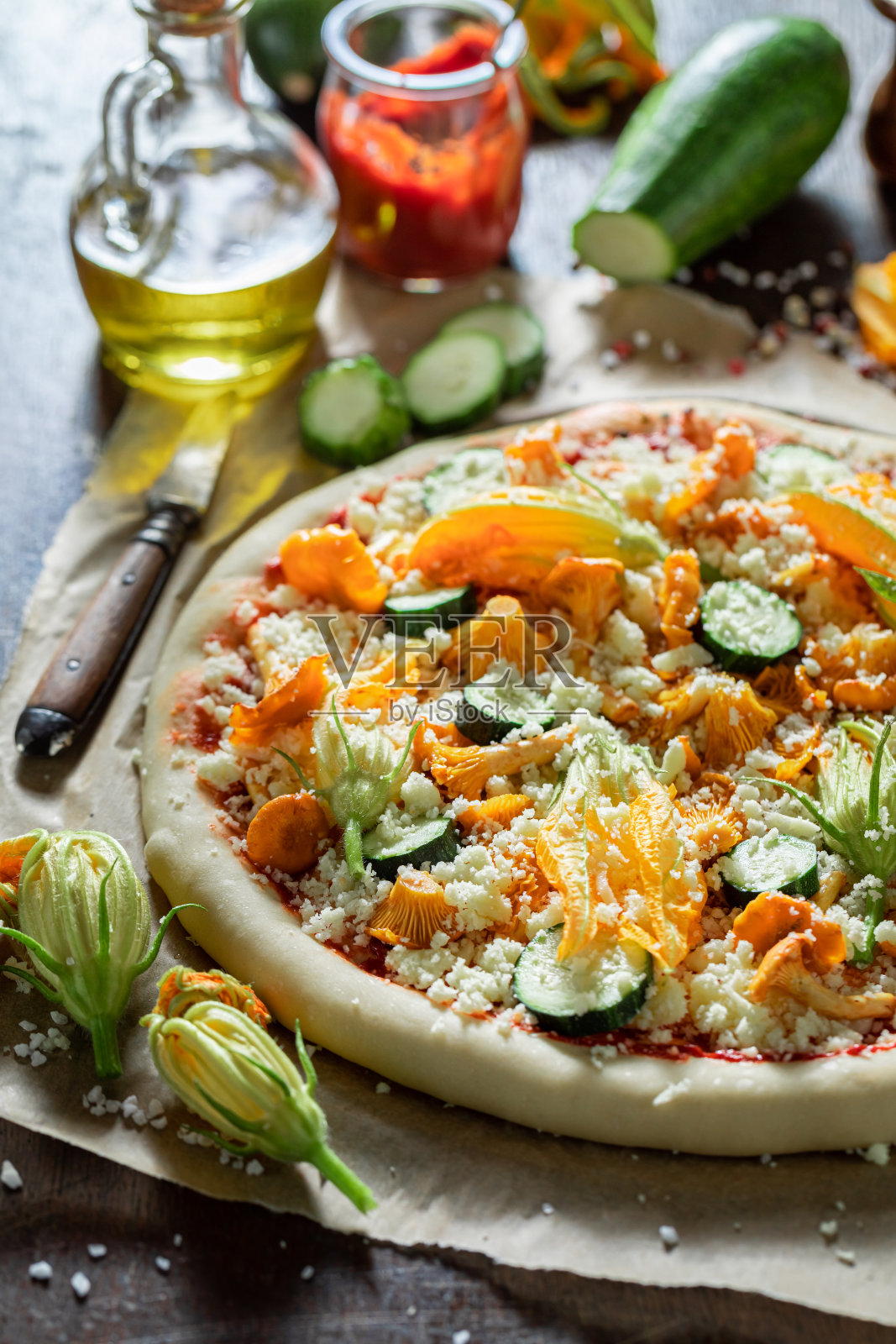 准备用夏季蔬菜自制披萨照片摄影图片