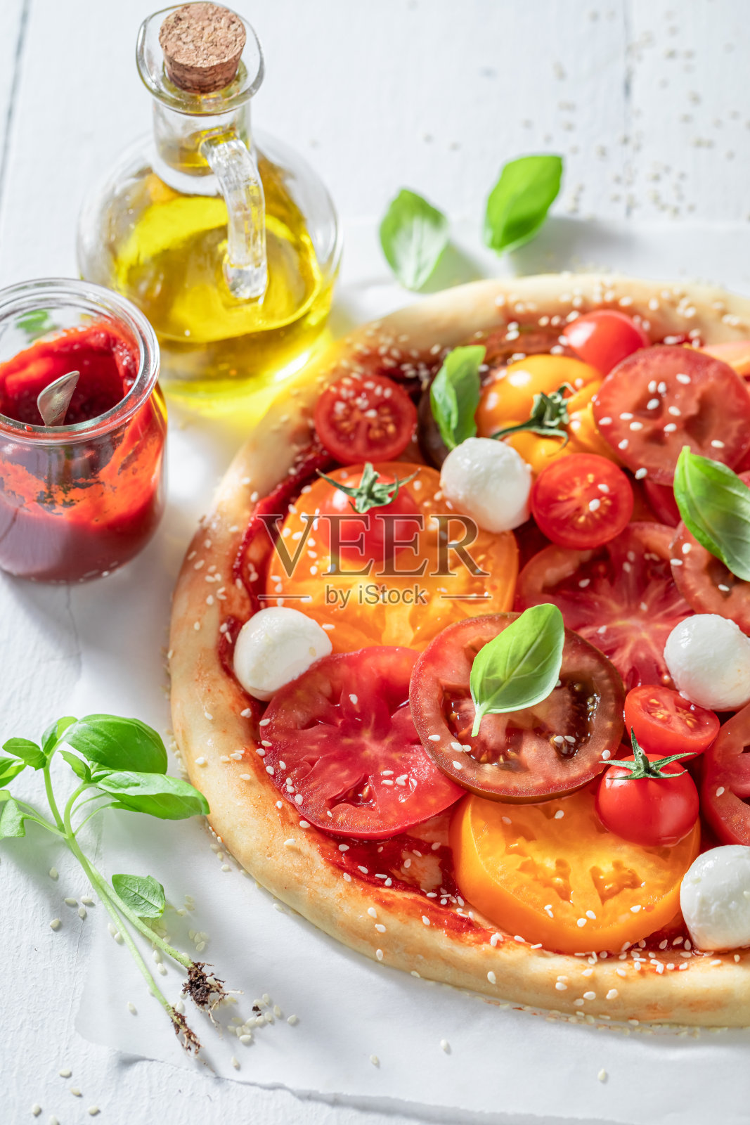 享用你的玛格丽塔披萨加芝麻和橄榄油照片摄影图片