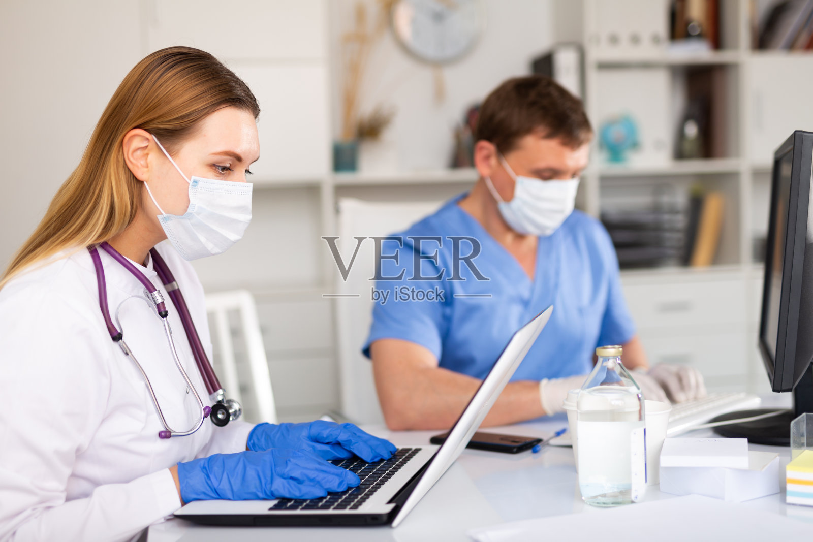 女医生在办公室用笔记本电脑工作照片摄影图片