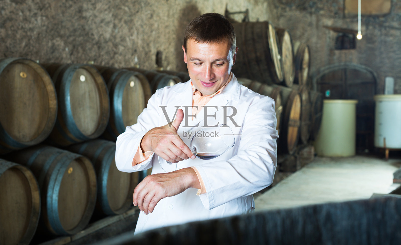 男性保持葡萄酒的陈酿过程照片摄影图片