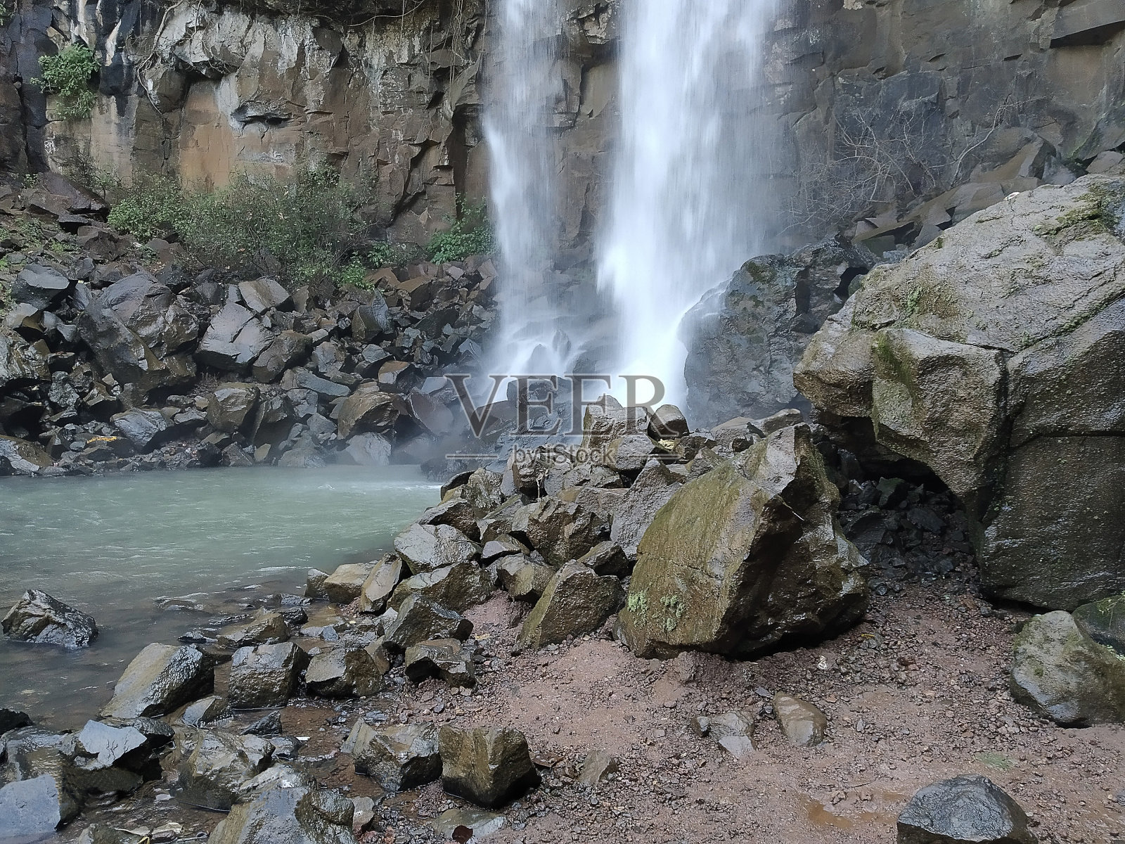岩石上的瀑布照片摄影图片