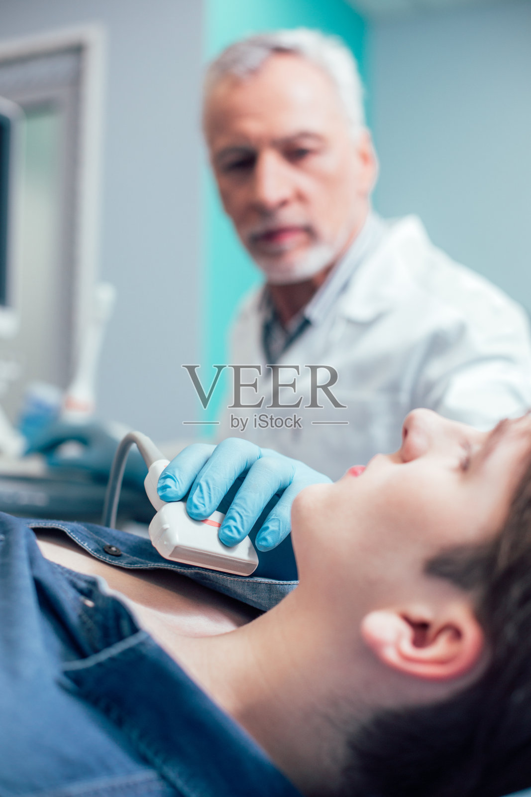 获得专业的甲状腺超声诊断照片摄影图片