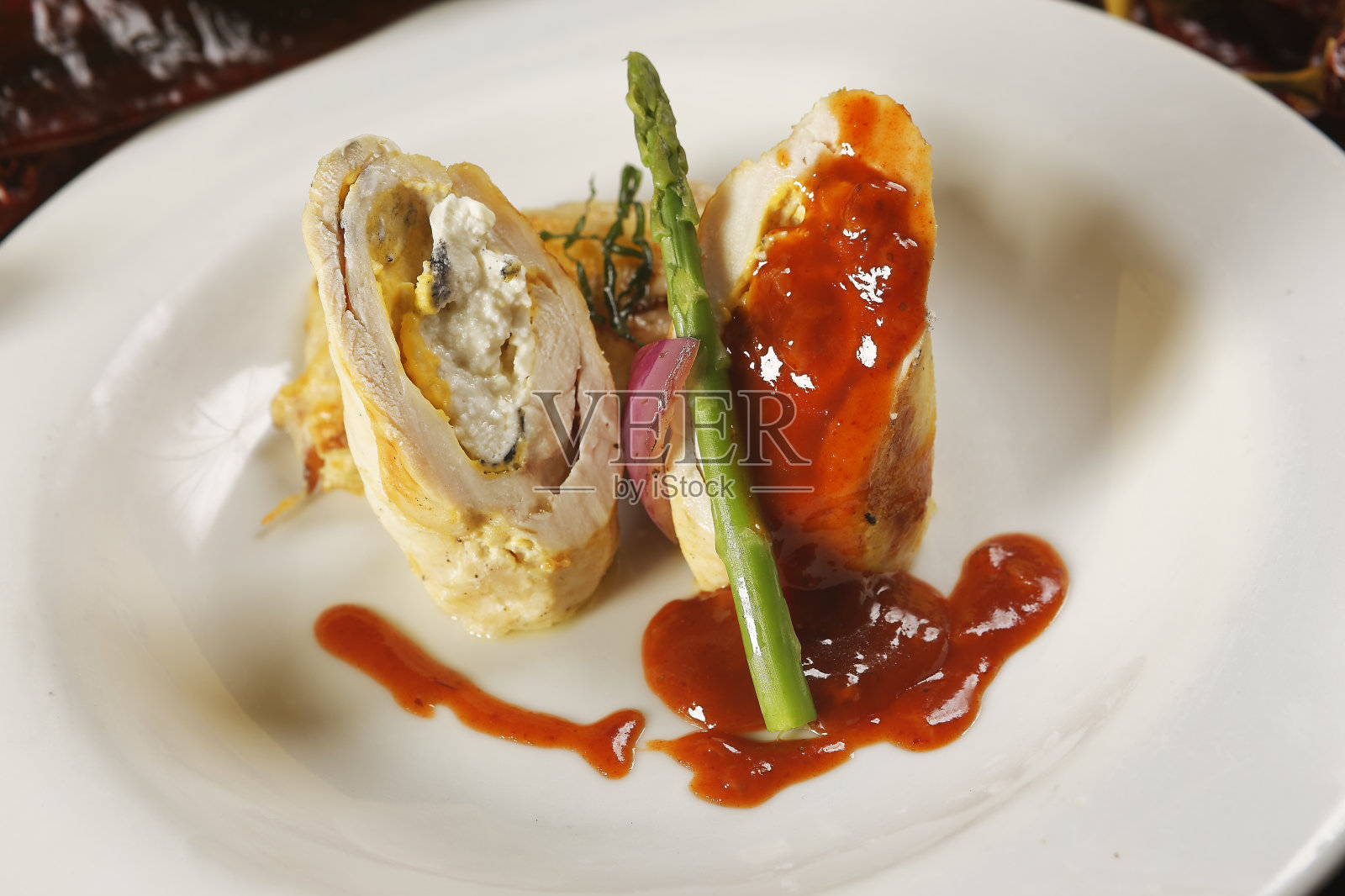 奶油芝士、玉米粒、香脆蘑菇馅饼、瓜吉略辣椒酱和芦笋调味的超级鸡肉。照片摄影图片