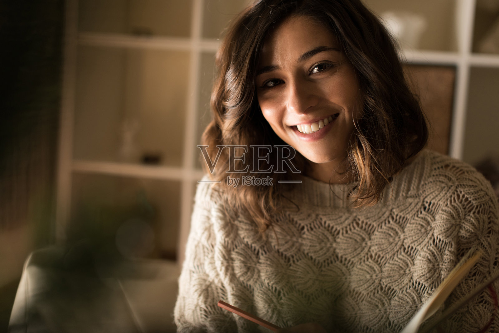 女人在写生簿上写字照片摄影图片