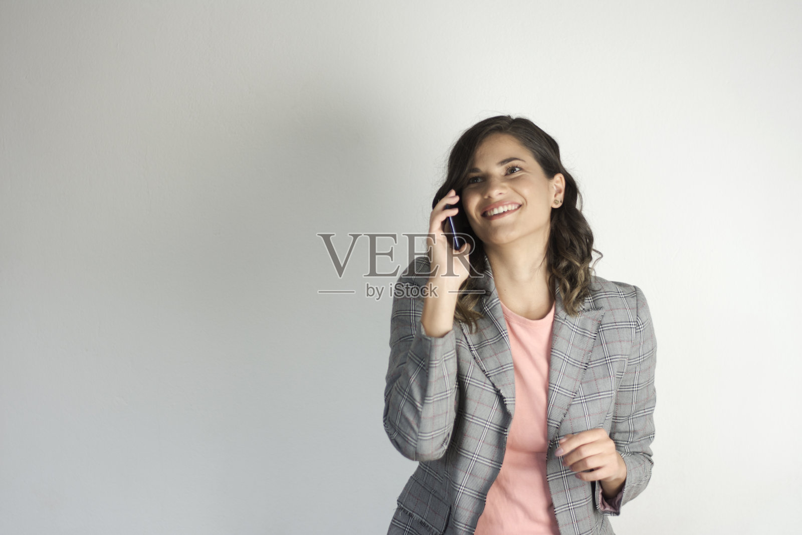 微笑的年轻女商人正在讲电话照片摄影图片