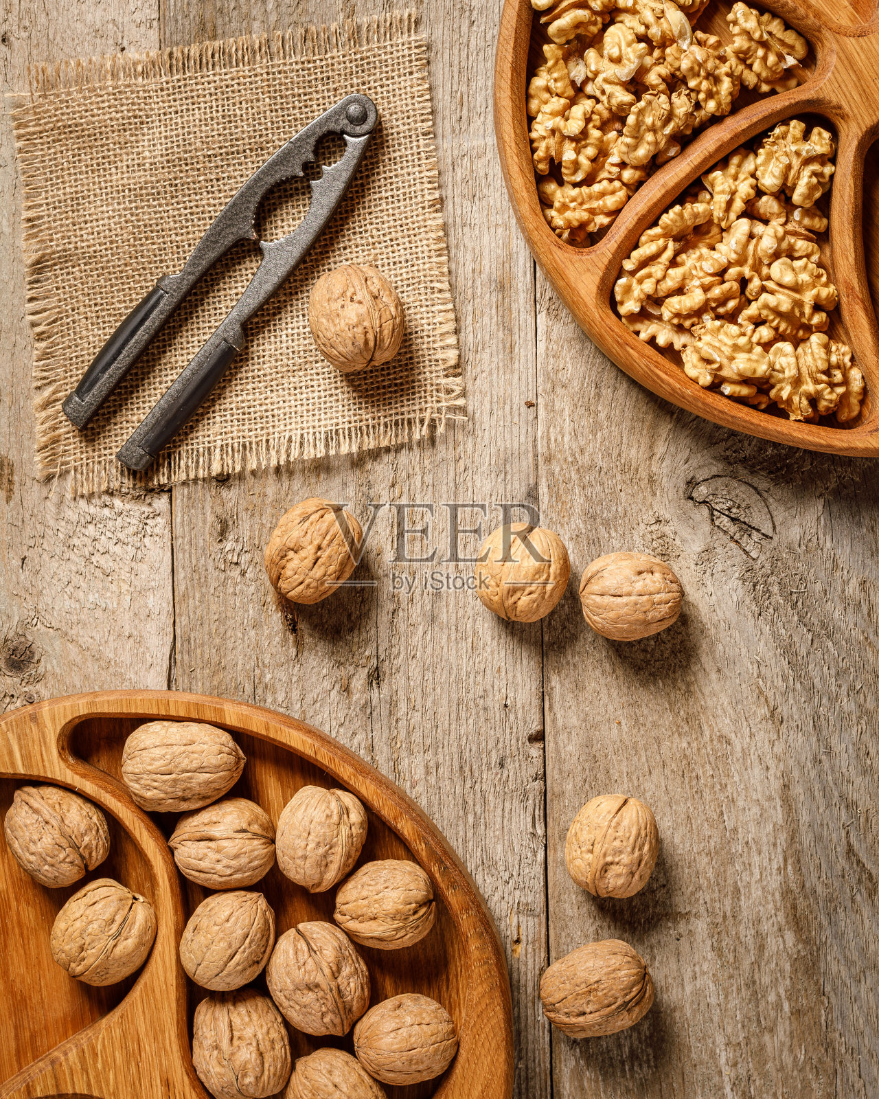 胡桃和胡桃夹在木制背景上的静物生活照片摄影图片