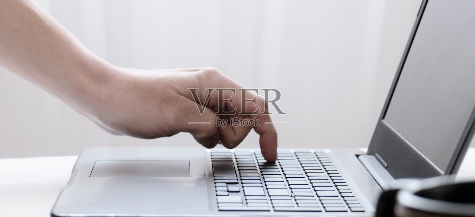 在明亮舒适的卧室里做家庭办公照片摄影图片