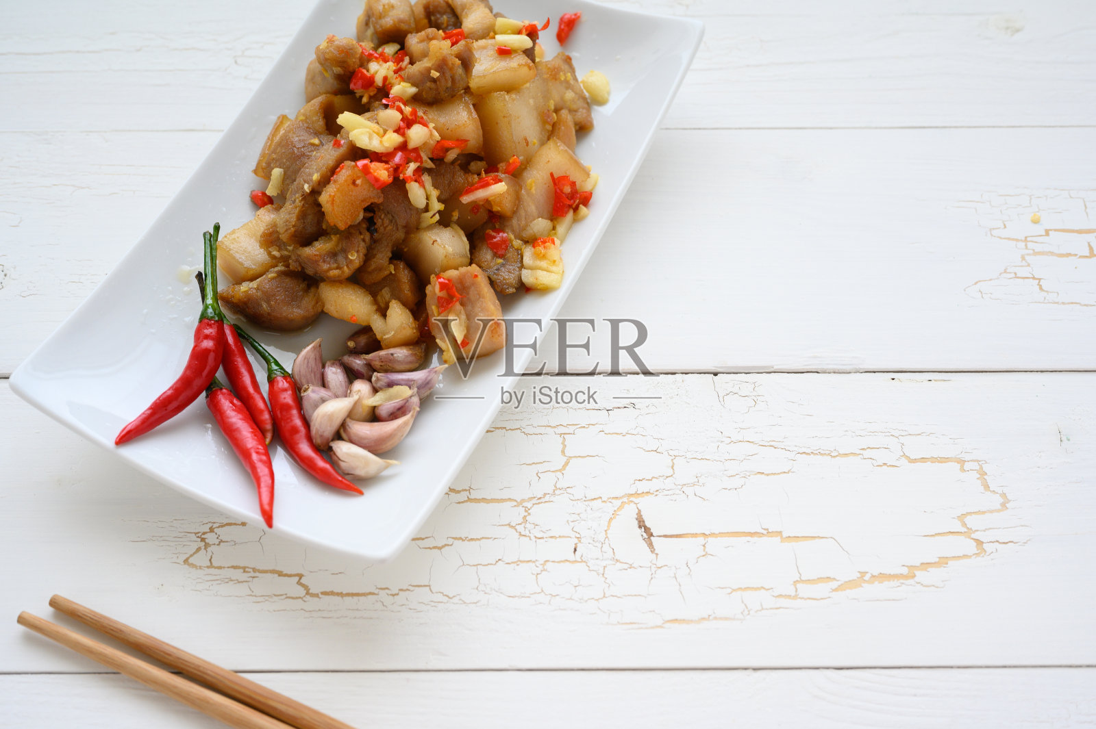 椒盐蒜香炒猪肉照片摄影图片