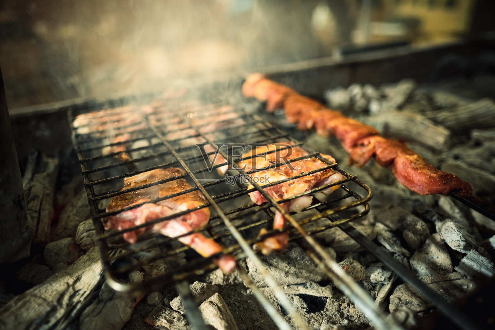 烤制土耳其传统羊肉串照片摄影图片