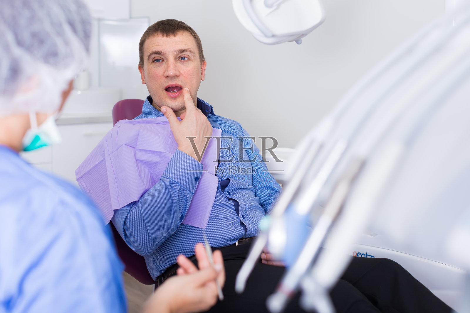 专业医生与病人交谈照片摄影图片