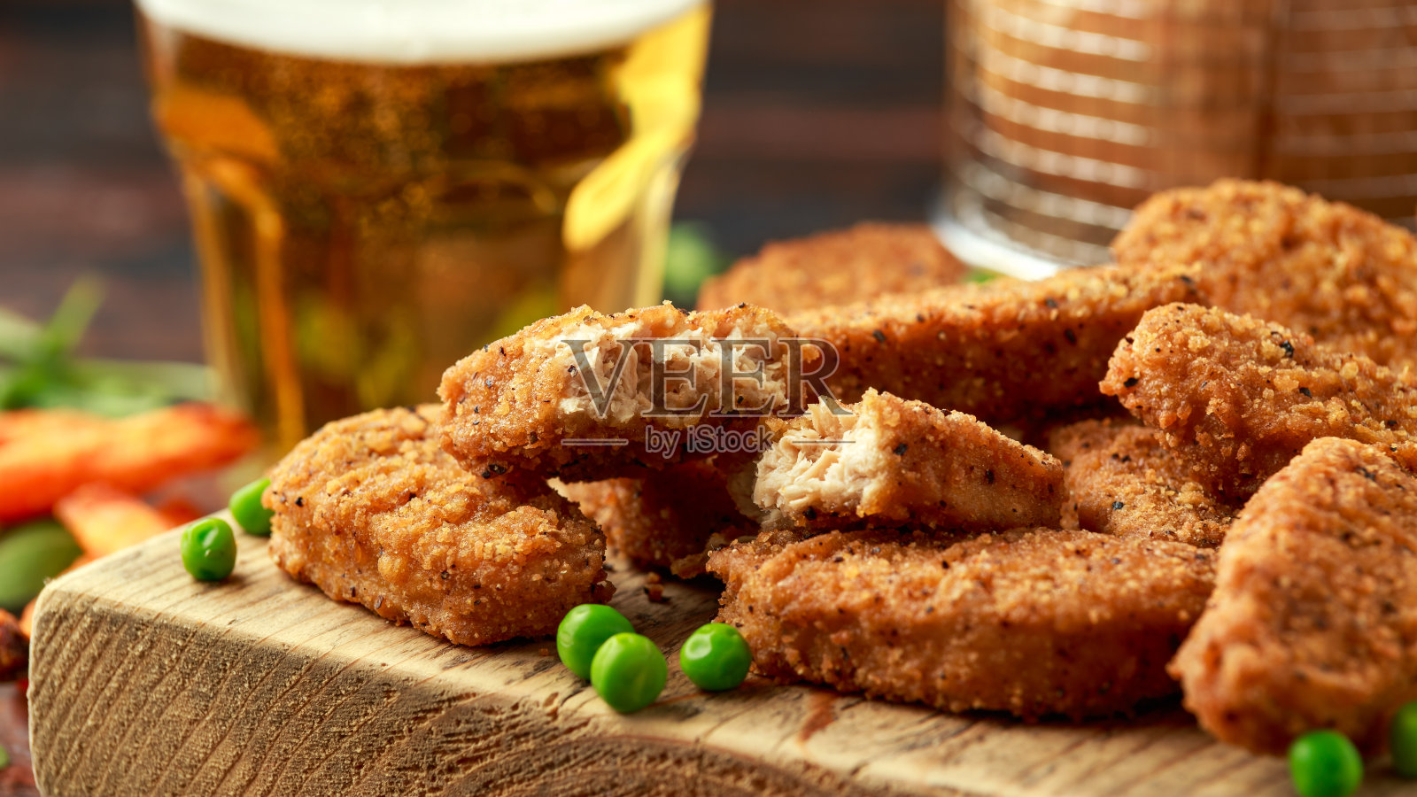 素食主义者,素食主义者,南方风味的脆块配甘薯片和啤酒照片摄影图片