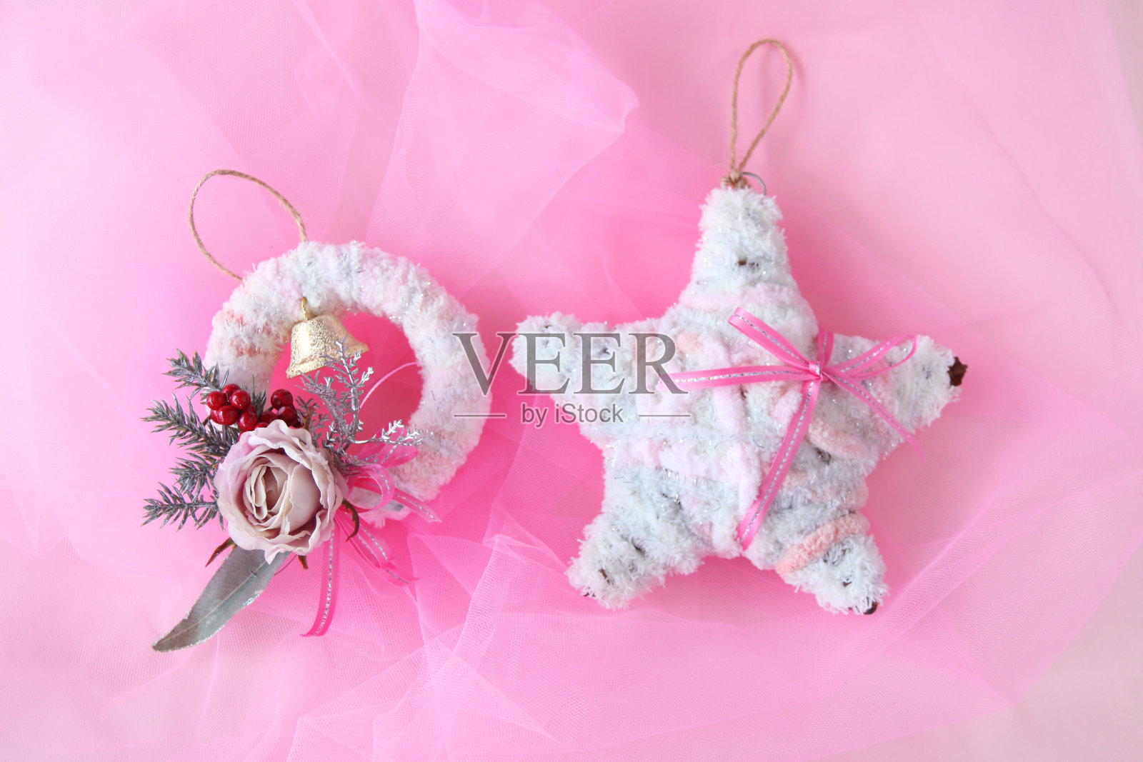 圣诞花环----圆形和星星和粉红色的玫瑰照片摄影图片