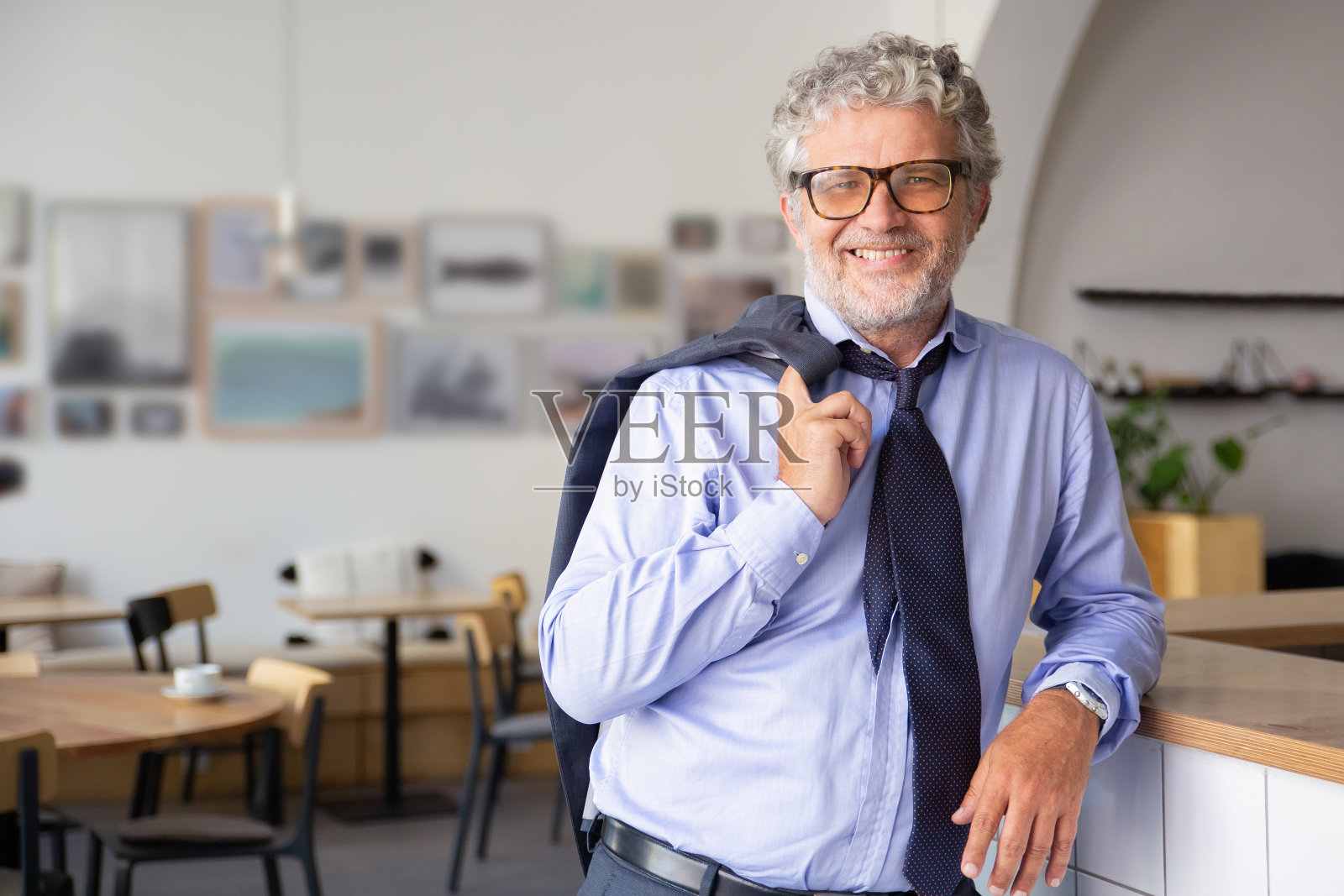 快乐轻松成熟的商人站在办公室咖啡厅照片摄影图片
