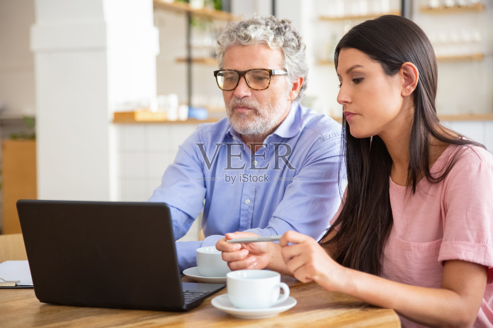 不同年龄的男女业务同事见面照片摄影图片