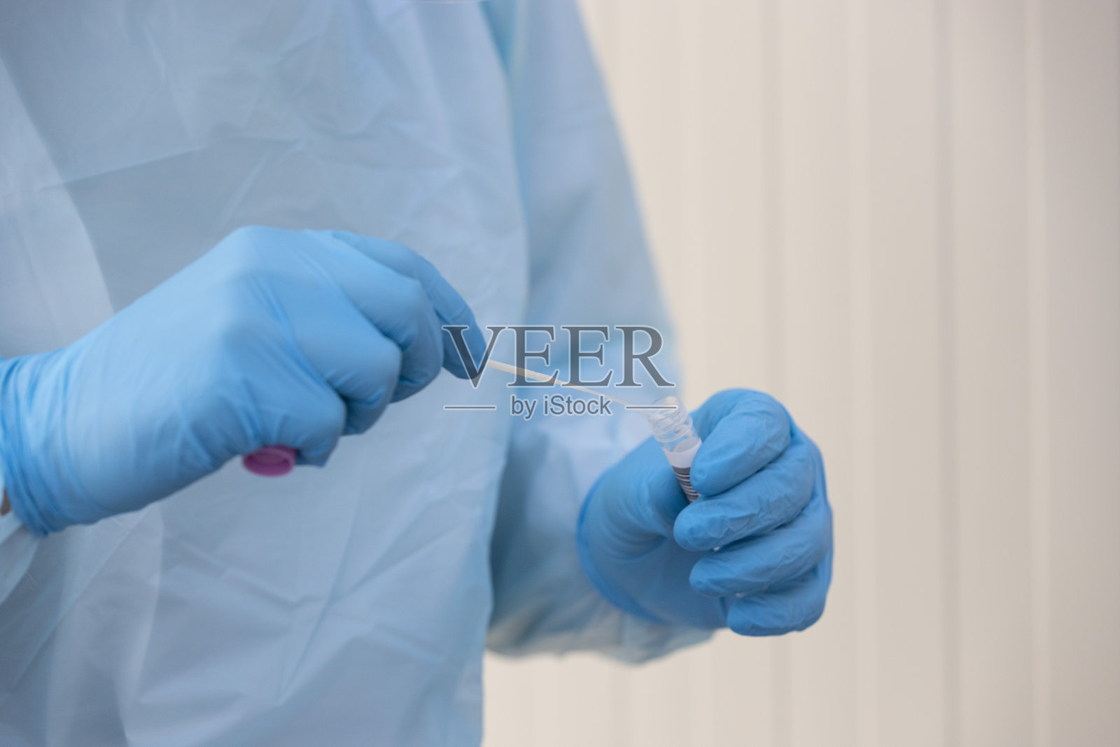 护士检查冠状病毒分析测试样本照片摄影图片