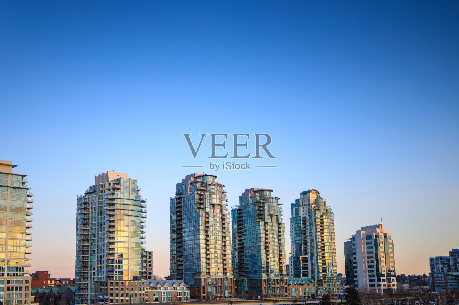 一排公寓大楼在黄金时间亮了起来照片摄影图片