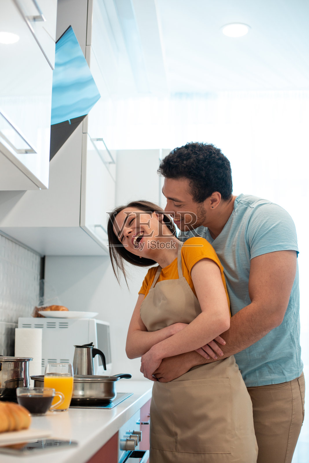 高兴的女士笑着和男朋友拥抱她照片摄影图片
