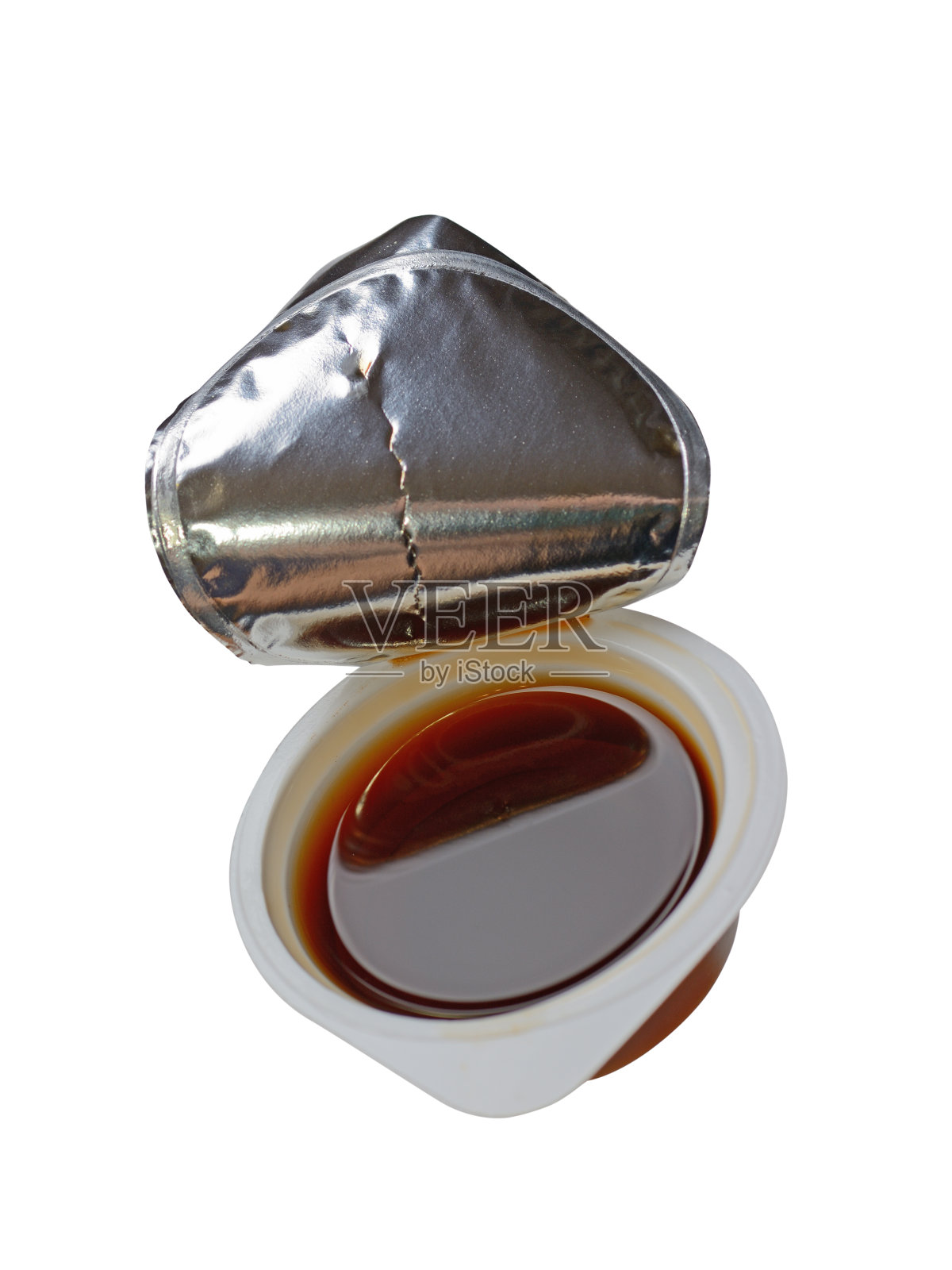 酱油装在塑料容器中,打开。孤立在白色背景上照片摄影图片