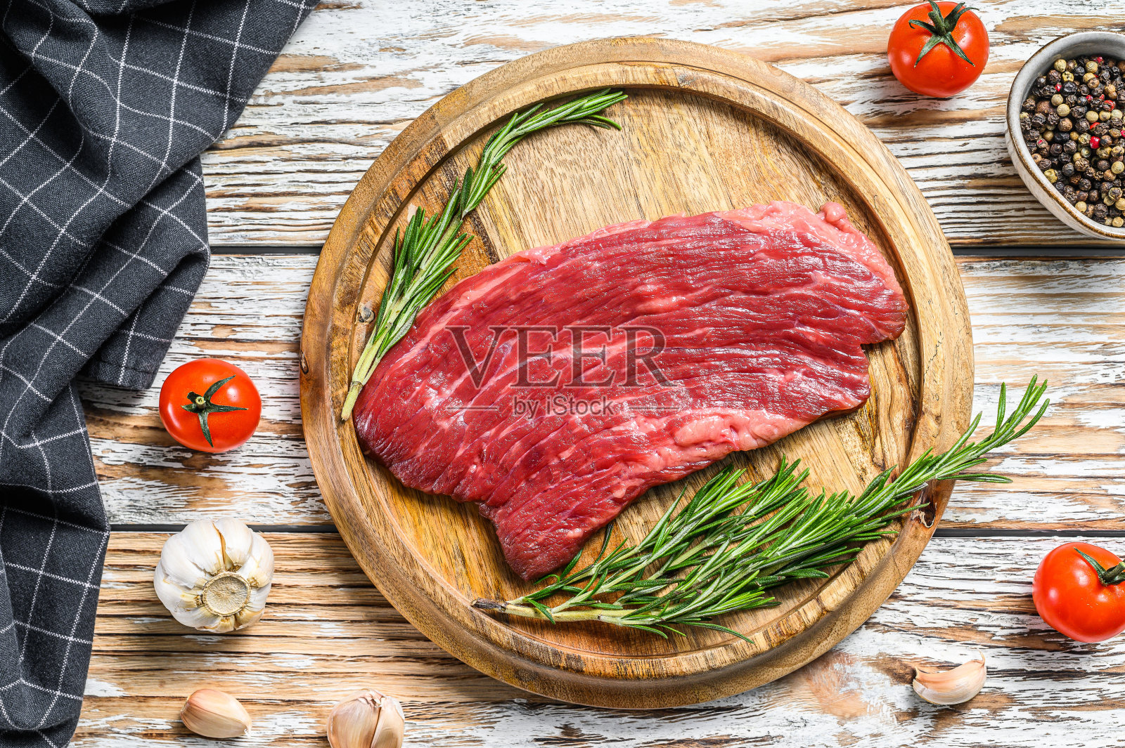 生牛腩牛排放在砧板上。新鲜大理石牛肉黑安格斯。白色木制背景。俯视图照片摄影图片