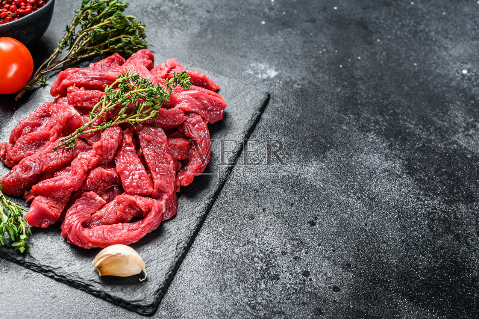 生牛肉,俄式牛肉。黑色背景。前视图。本空间照片摄影图片