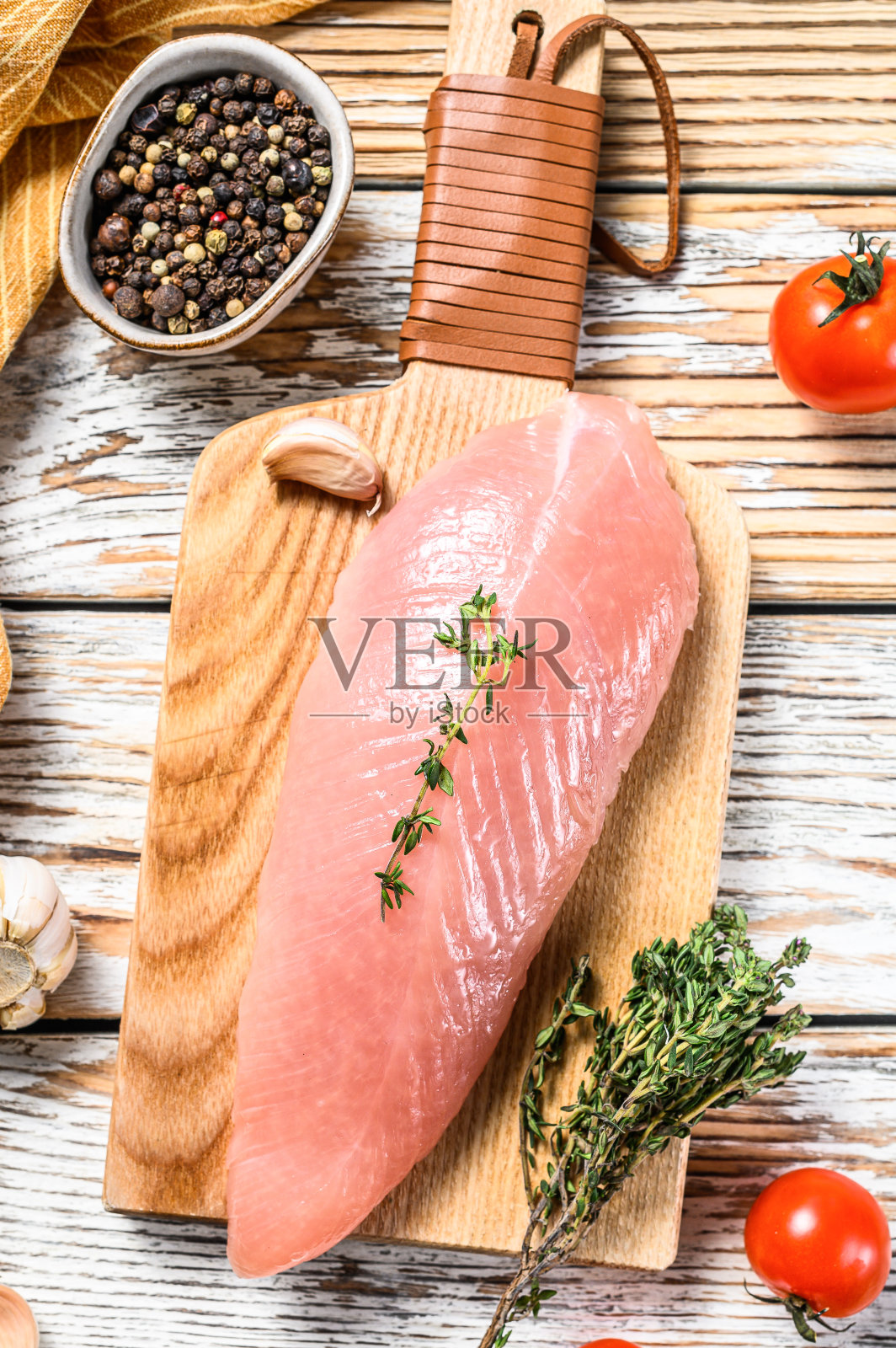 土耳其生鱼片。鸡胸肉配香草。白色木制背景。俯视图照片摄影图片