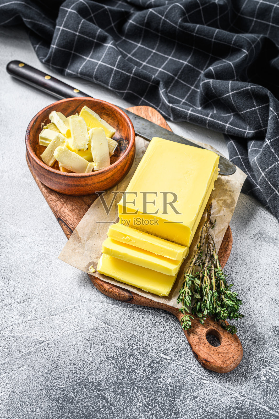 大块新鲜黄油,乳制品等农产品。灰色的背景。俯视图照片摄影图片