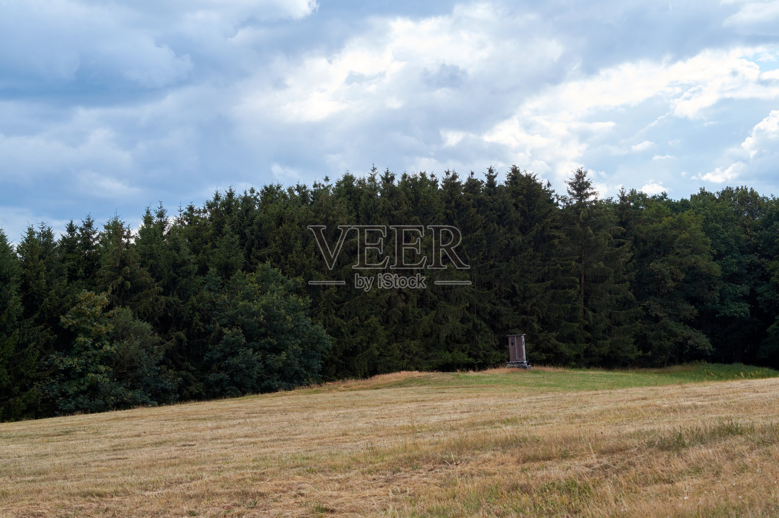 色彩斑斓的风景与田野和草地在艾菲尔山脉,德国照片摄影图片