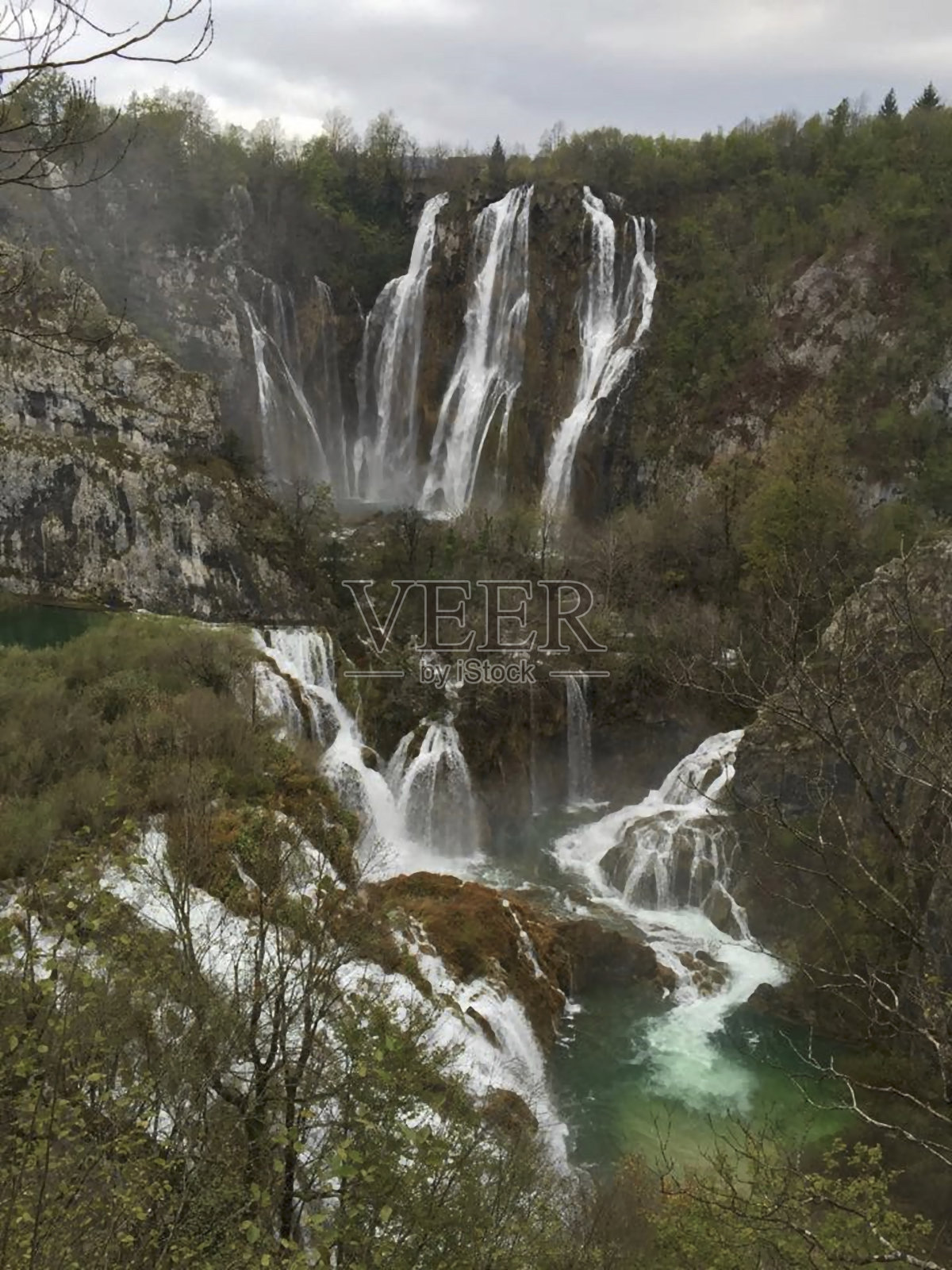 森林里奇妙的瀑布照片摄影图片