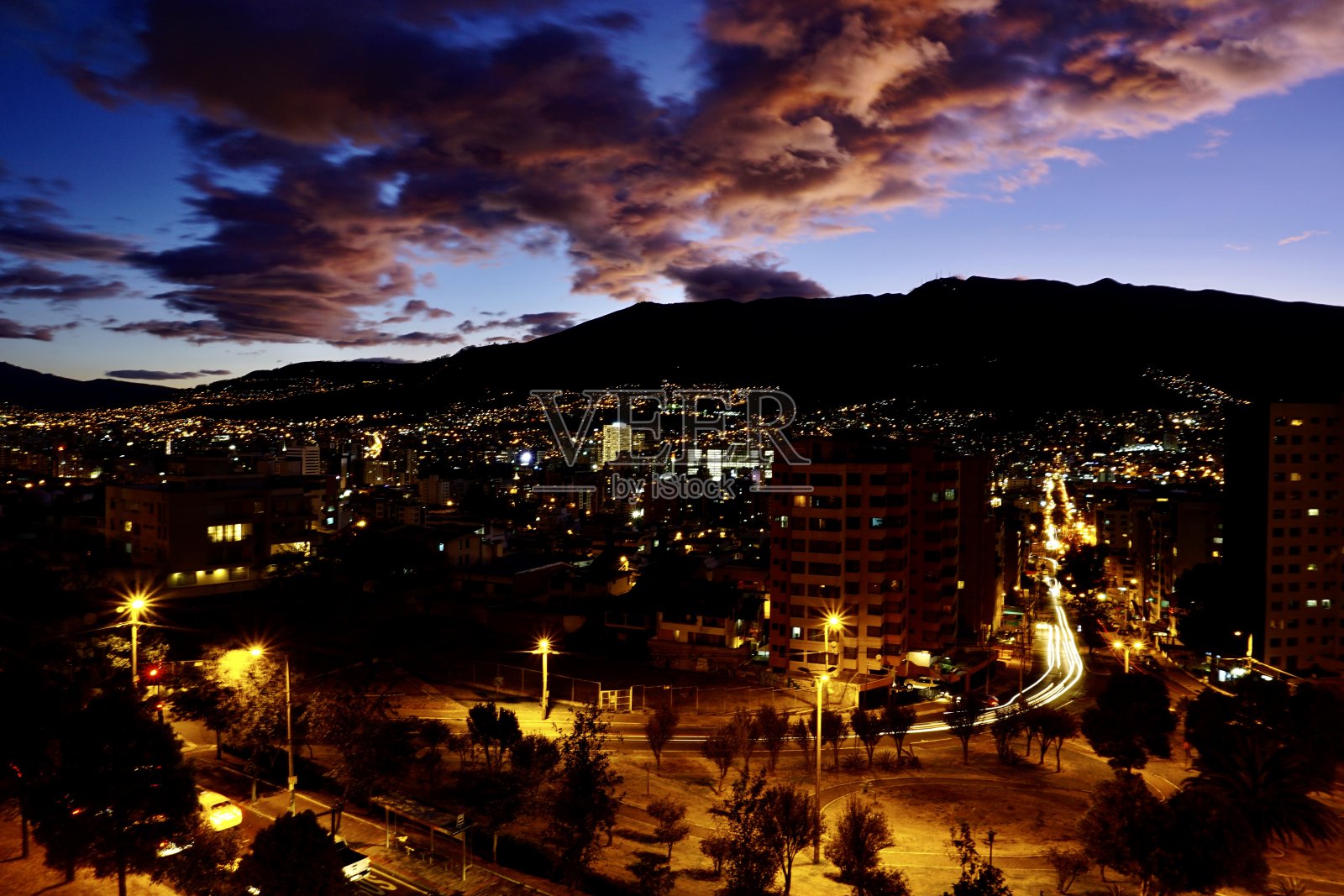 日落和城市灯光照片摄影图片