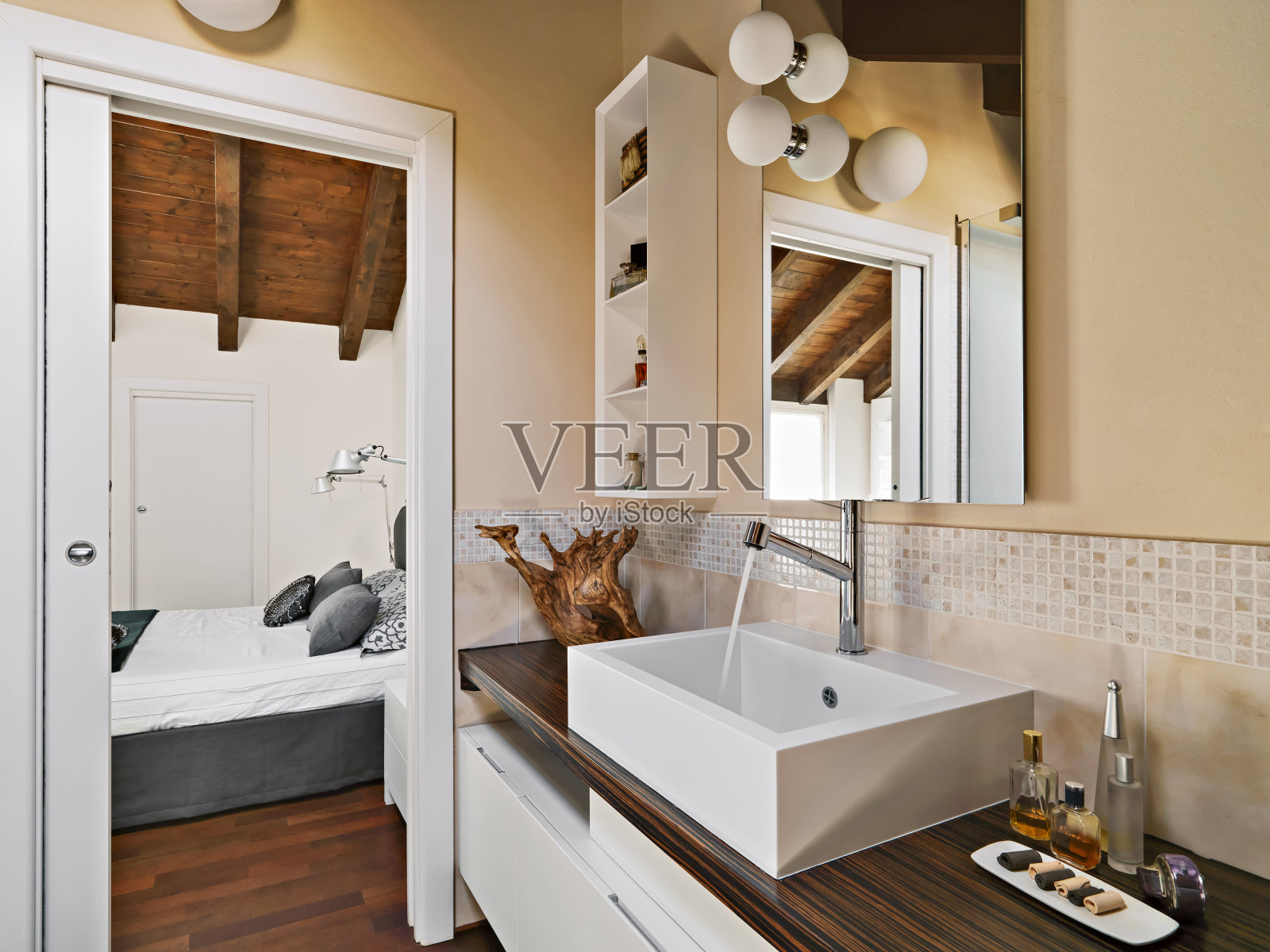 室内拍摄的现代浴室照片摄影图片