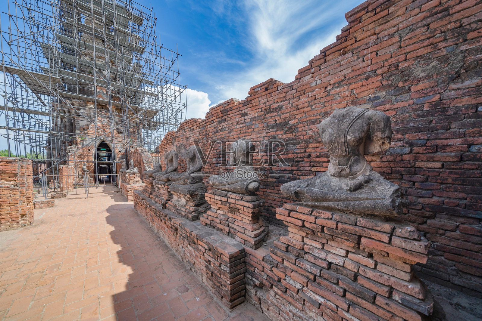 泰国曼谷附近的大城府府那空寺的古老庙宇废墟。古庙里的一尊佛像。著名的旅游景点地标。泰国建筑史。照片摄影图片