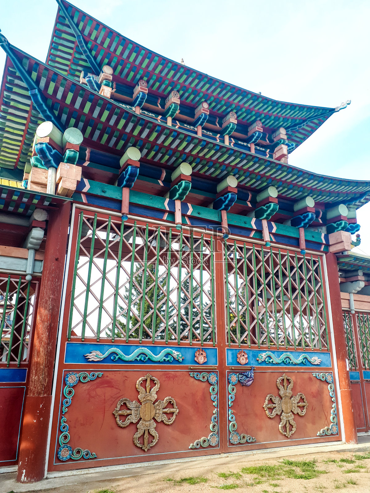 佛寺大门装饰雕刻木雕龙,色彩艳丽,细节巧妙照片摄影图片