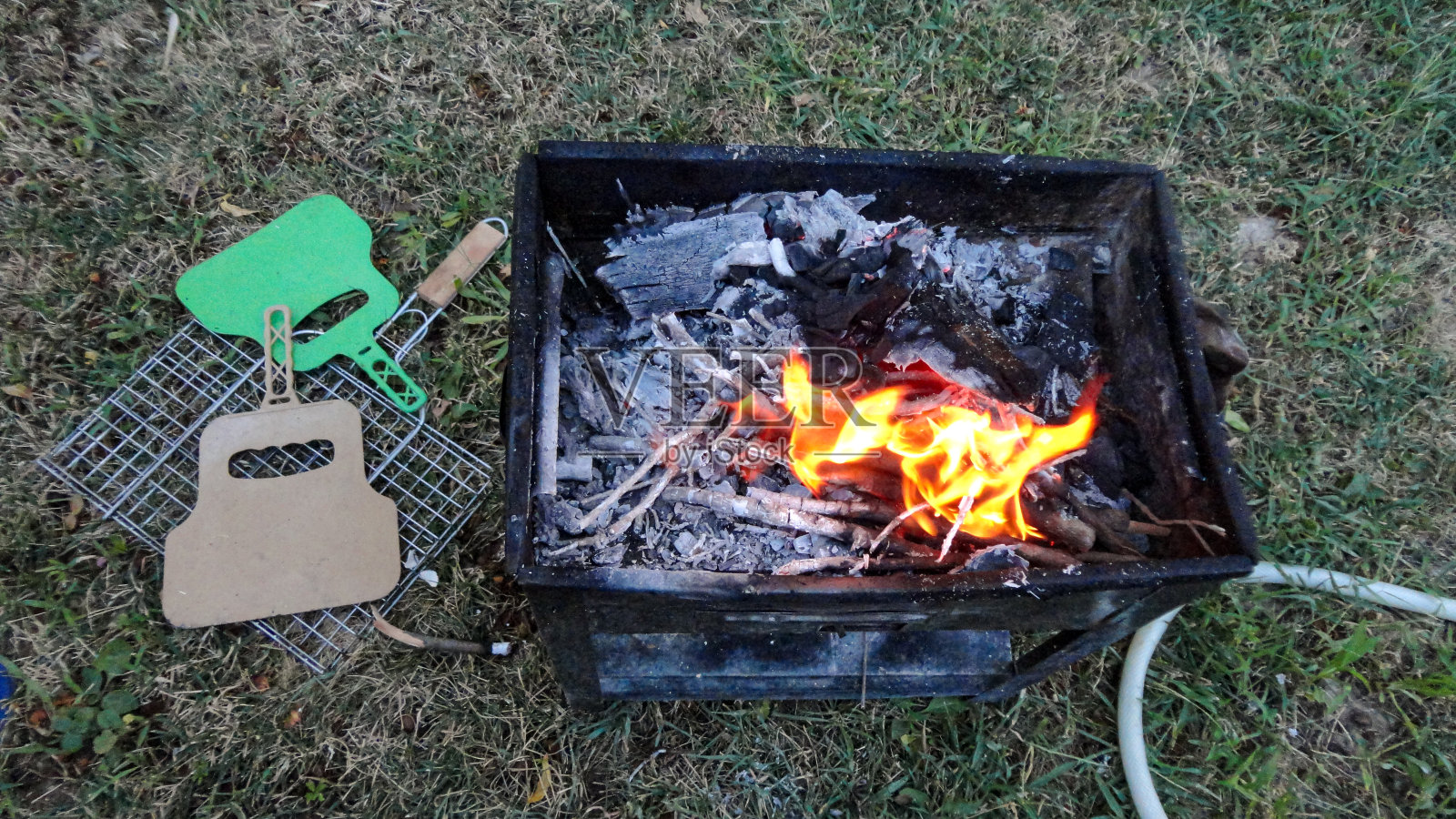 用炭火炭火,准备烤肉照片摄影图片