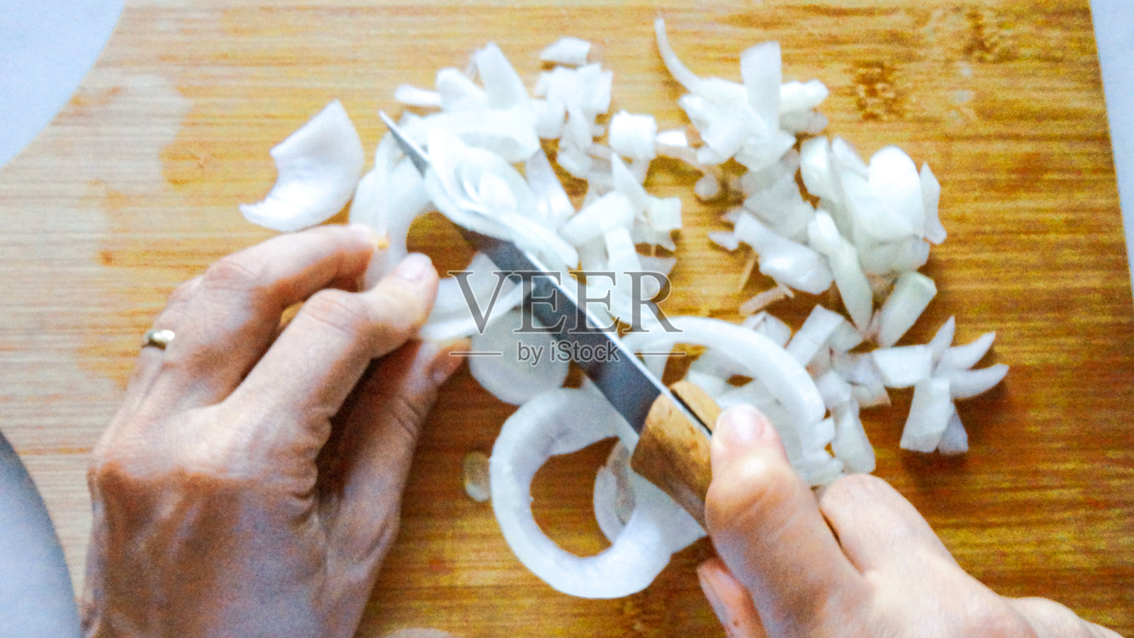 木制砧板上的有机白洋葱片照片摄影图片