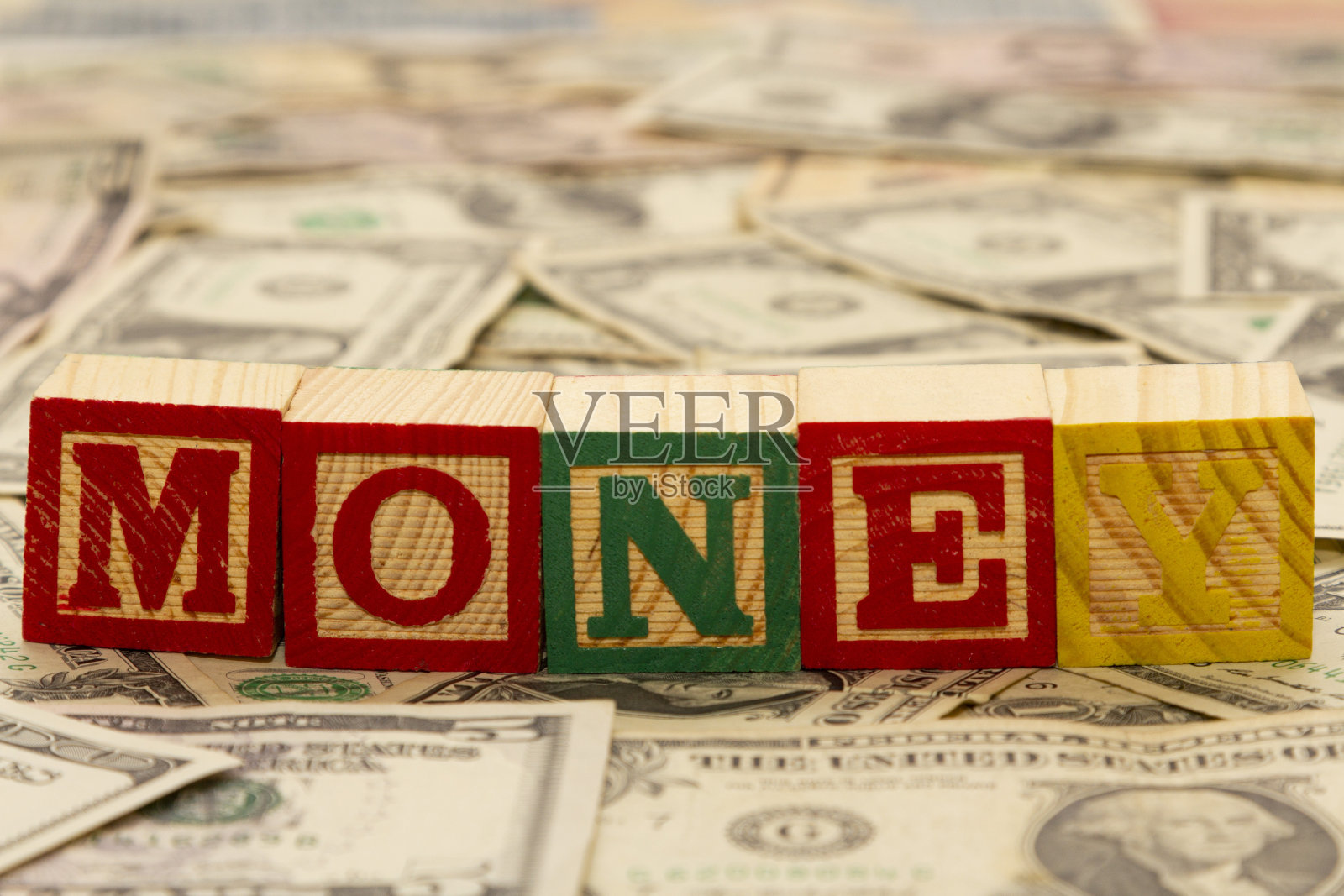 美元上有“钱”字样的木方。照片摄影图片