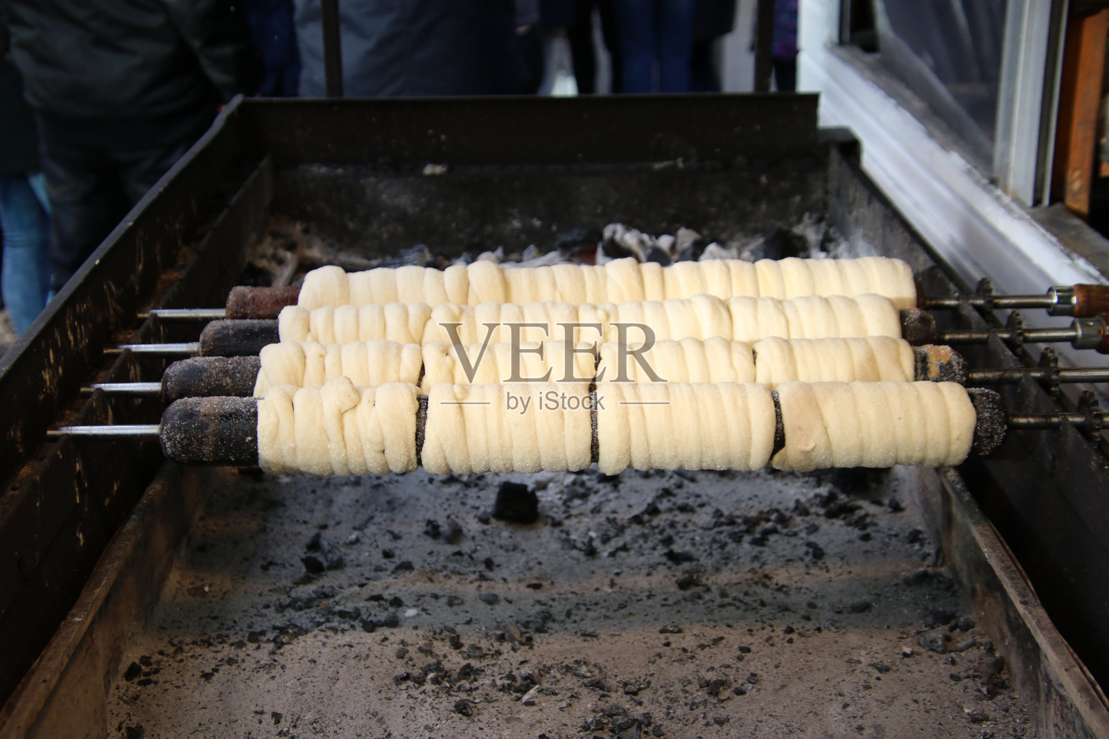 四个烤串的烟囱蛋糕照片摄影图片