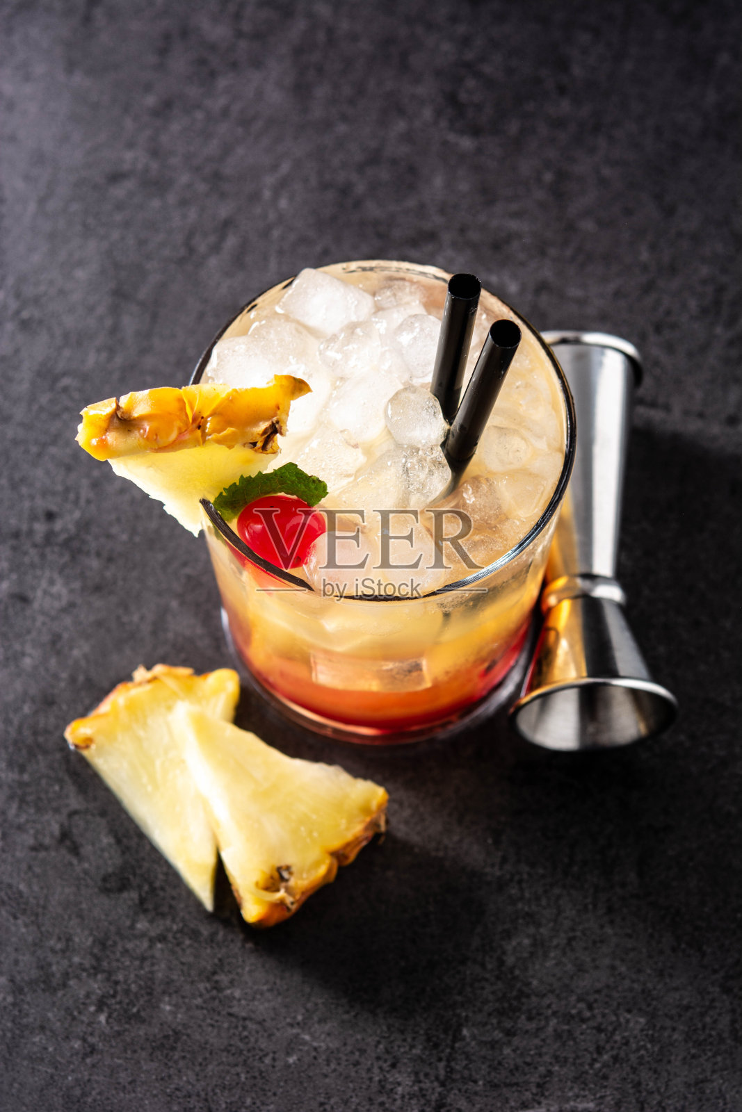 杯中的冷迈泰鸡尾酒照片摄影图片