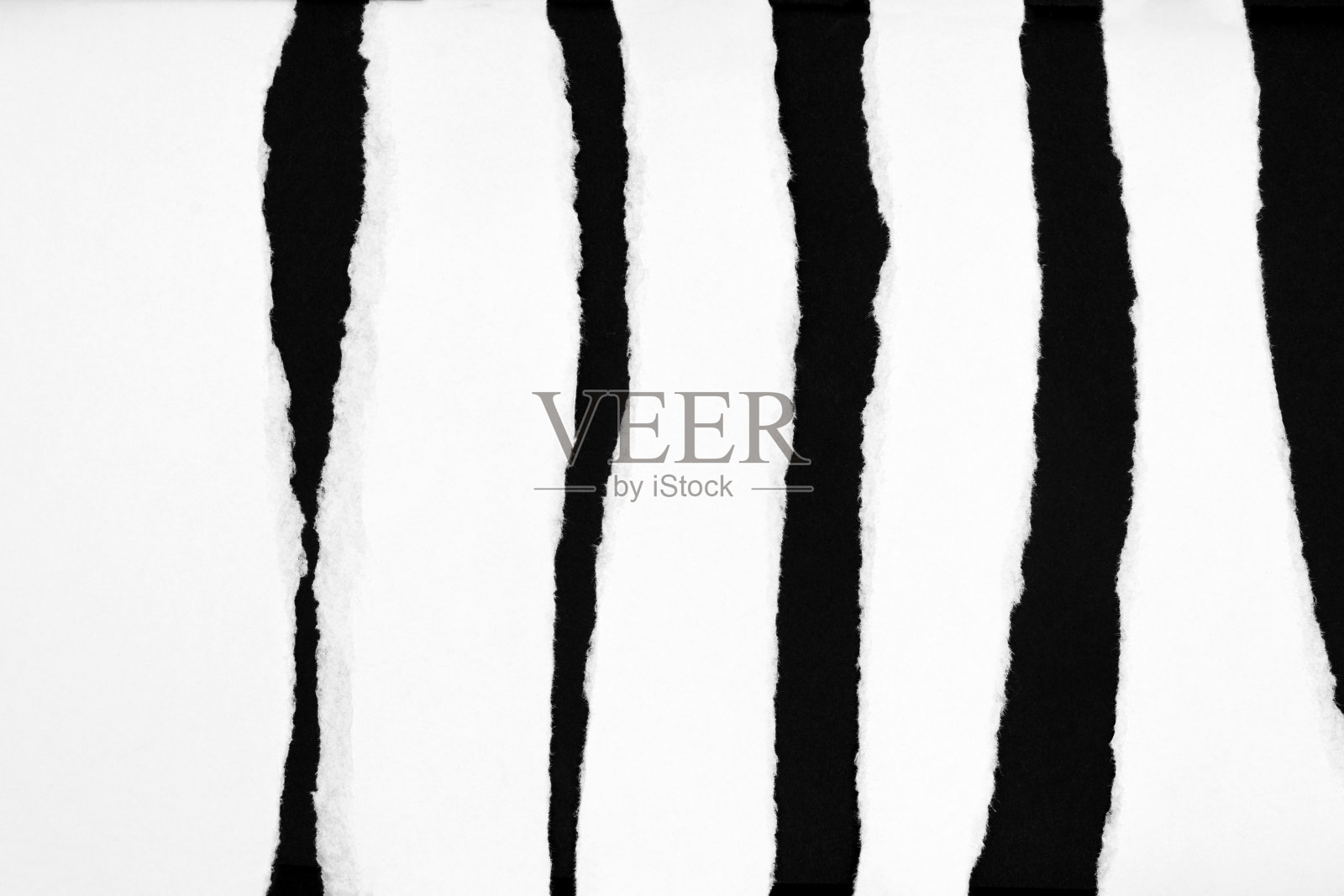 白色撕裂纸孤立在黑色背景照片摄影图片