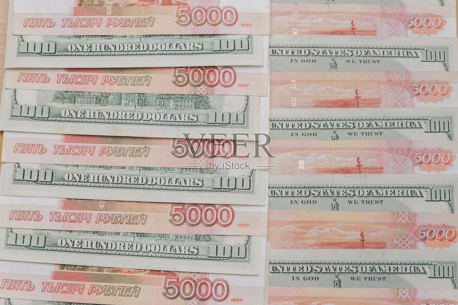 大量的百元美钞和俄罗斯五千元美钞照片摄影图片