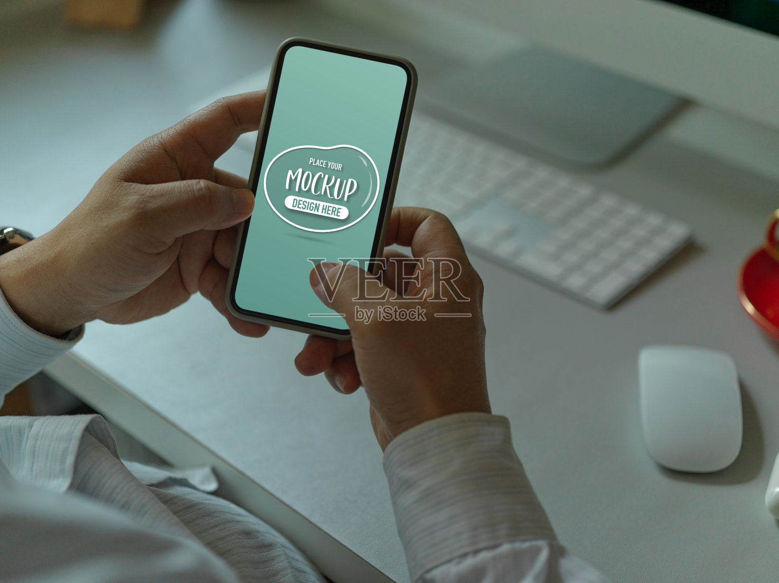 男职员在工作台上用模拟智能手机发短信照片摄影图片